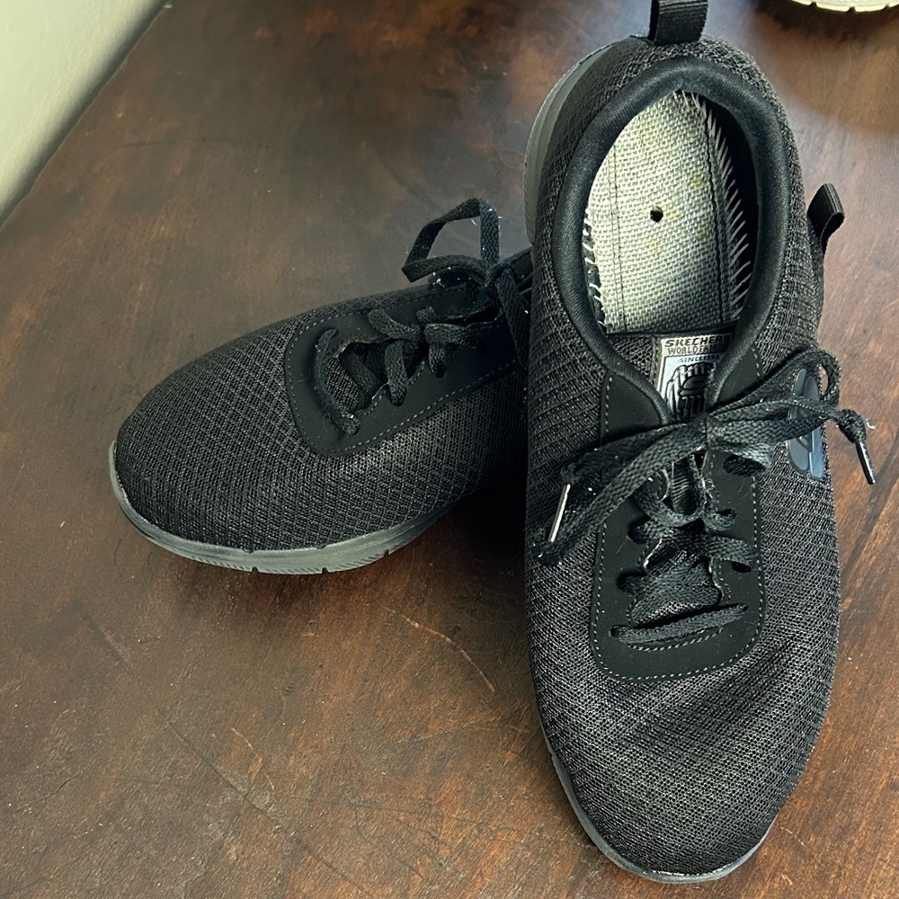 Skechers No slip Black Athletic Shoes Sz 7.5